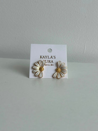 The Meadow Daisy Studs